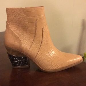 Gianni Bini Pink Metal Heel Western Bootie Sz 8.5
